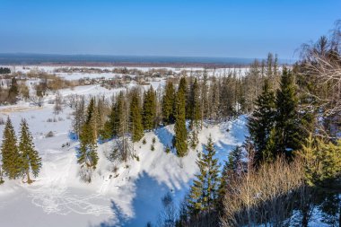 Karlı kış güneşli gün tepelerde