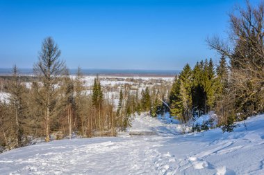 Karlı kış güneşli gün tepelerde