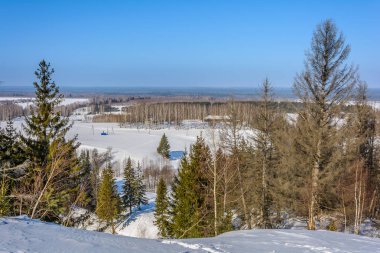 Karlı kış güneşli gün tepelerde