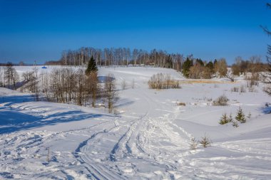 Karlı kış güneşli gün tepelerde