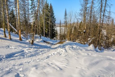 Karlı kış güneşli gün tepelerde