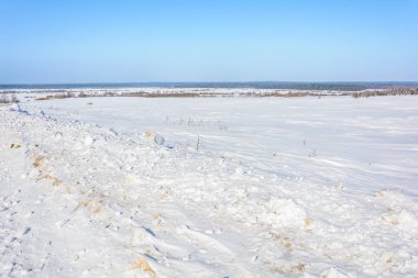 Karla kaplı alan yakınındaki ormanda kış