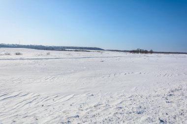 Karla kaplı alan yakınındaki ormanda kış
