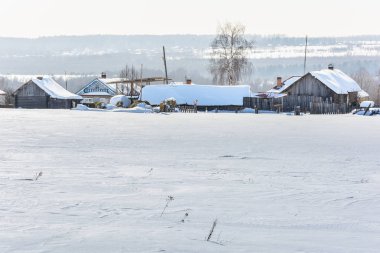Karla kaplı köy kış alanında