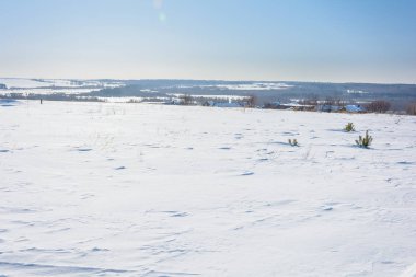 Karla kaplı köy kış alanında