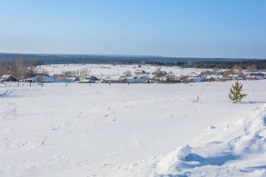 Karla kaplı köy kış alanında