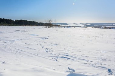 Karla kaplı köy kış alanında