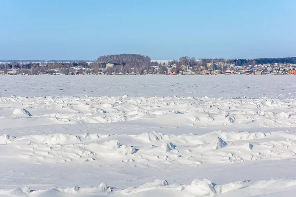 Villaggio Innevato Vicino Campo Inverno — Foto Stock