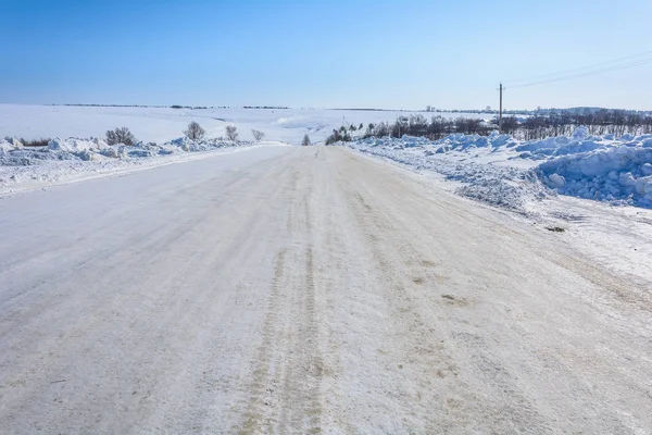 山间多雪结冰的道路 — 图库照片