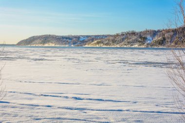 Buz Nehri üzerinde güneşin sıcak ışınları altında erken baharda erime