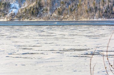 Yüzen buz kütlesi buz erimiş kar ve buz Nehri üzerinde yüzen