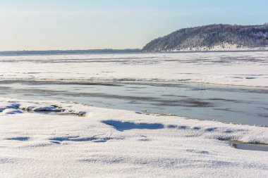 Buz Nehri üzerinde güneşin sıcak ışınları altında erken baharda erime