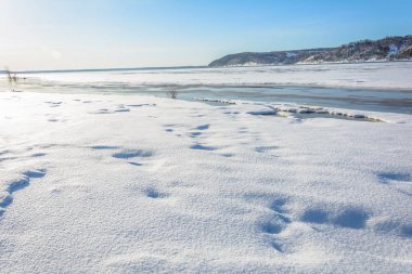 Nehir plaj erimiş kar ve buz ile Baharda sular altında