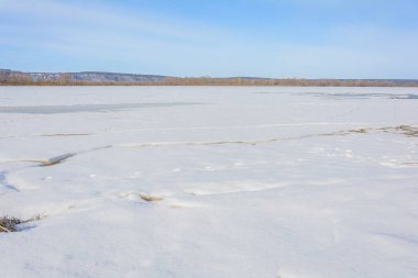 Buz Nehri üzerinde güneşin sıcak ışınları altında erken baharda erime