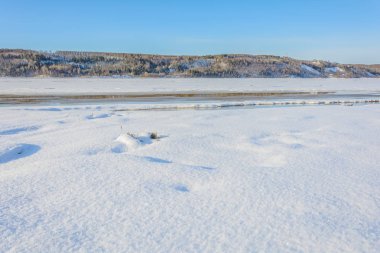 Güneşin sıcak bahar ışınları altında kar
