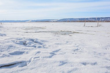 Buz Nehri üzerinde güneşin sıcak ışınları altında erken baharda erime