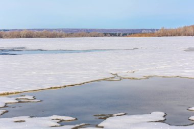 Buz Nehri üzerinde güneşin sıcak ışınları altında erken baharda erime