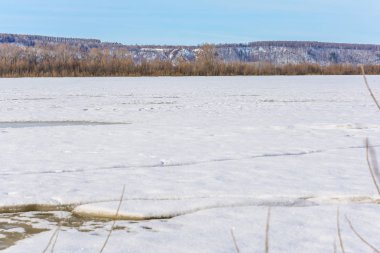 Kalın buz Nehri üzerinde sıcak bahar güneş ışınlarının etkisi altında parçalar halinde tatili