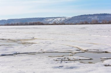 Kalın buz Nehri üzerinde sıcak bahar güneş ışınlarının etkisi altında parçalar halinde tatili