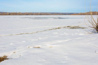Güneşin sıcak bahar ışınları altında kar