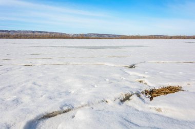 Güneşin sıcak bahar ışınları altında kar