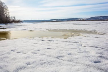 Nehir plaj erimiş kar ve buz ile Baharda sular altında