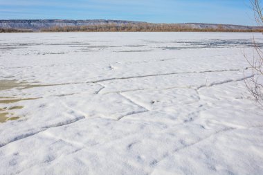 Kalın buz Nehri üzerinde sıcak bahar güneş ışınlarının etkisi altında parçalar halinde tatili