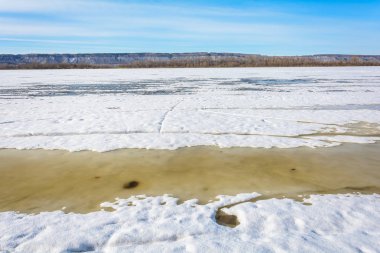Kalın buz Nehri üzerinde sıcak bahar güneş ışınlarının etkisi altında parçalar halinde tatili