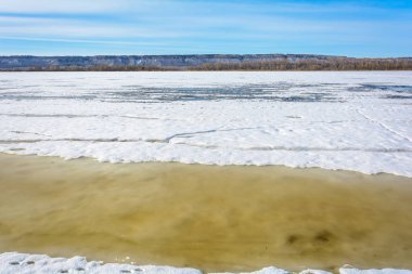 Kalın buz Nehri üzerinde sıcak bahar güneş ışınlarının etkisi altında parçalar halinde tatili