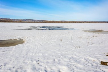 Buz Nehri üzerinde güneşin sıcak ışınları altında erken baharda erime