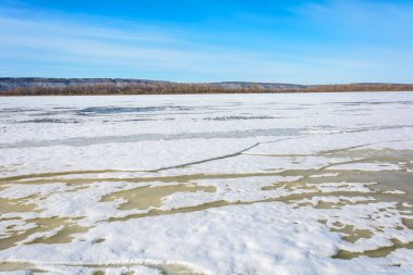 Kalın buz Nehri üzerinde sıcak bahar güneş ışınlarının etkisi altında parçalar halinde tatili