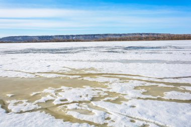 Kalın buz Nehri üzerinde sıcak bahar güneş ışınlarının etkisi altında parçalar halinde tatili