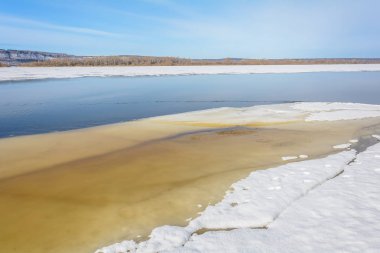 Buz Nehri üzerinde güneşin sıcak ışınları altında erken baharda erime