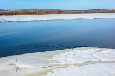 Buz Nehri üzerinde güneşin sıcak ışınları altında erken baharda erime