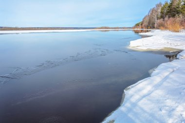 Nehir su yüzeyinde ince bir buz tabakası eriyor