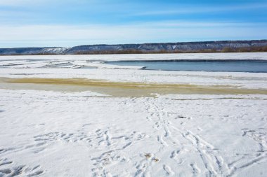 Nehir plaj erimiş kar ve buz ile Baharda sular altında