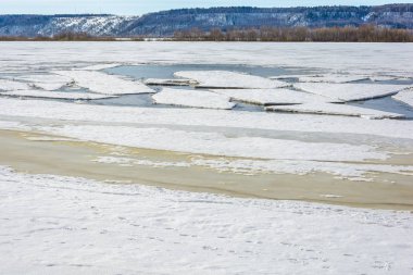 Kalın buz Nehri üzerinde sıcak bahar güneş ışınlarının etkisi altında parçalar halinde tatili