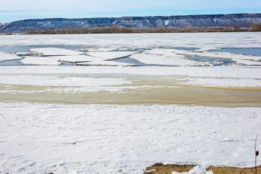 Kalın buz Nehri üzerinde sıcak bahar güneş ışınlarının etkisi altında parçalar halinde tatili