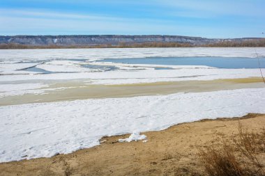 Nehir plaj erimiş kar ve buz ile Baharda sular altında
