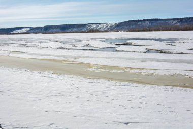 Kalın buz Nehri üzerinde sıcak bahar güneş ışınlarının etkisi altında parçalar halinde tatili