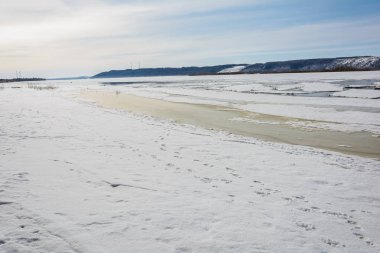 Nehir plaj erimiş kar ve buz ile Baharda sular altında