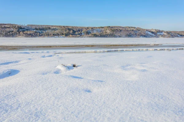 Güneşin sıcak bahar ışınları altında kar