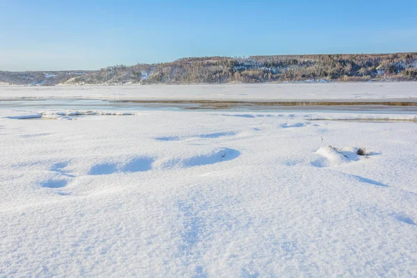 Güneşin sıcak bahar ışınları altında kar