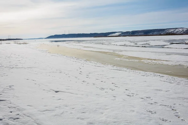Nehir Plaj Erimiş Kar Buz Ile Baharda Sular Altında — Stok fotoğraf