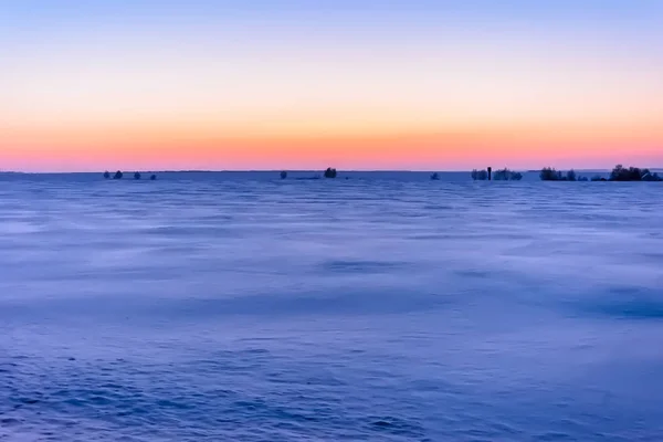 Die Sonne Steht Unter Dem Horizont Und Die Strahlen Zeigen — Stockfoto