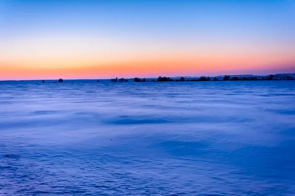 Die Sonne Steht Unter Dem Horizont Und Die Strahlen Zeigen — Stockfoto