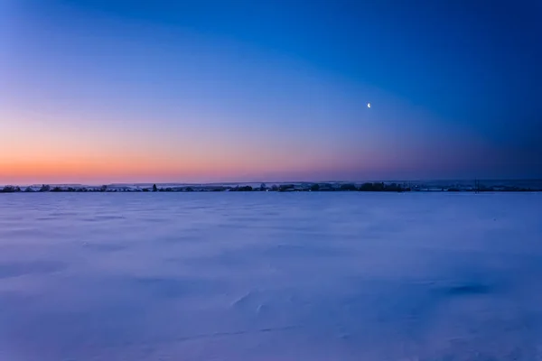 Månen Och Första Solstrålarna Solljus Tidig Vintermorgon — Stockfoto