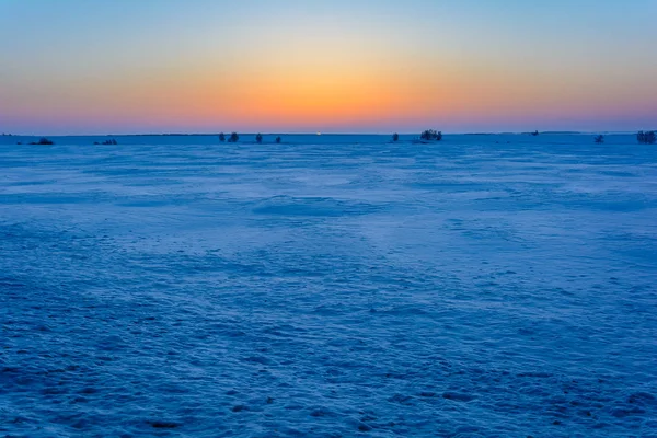 Die Sonne Steht Unter Dem Horizont Und Die Strahlen Zeigen — Stockfoto