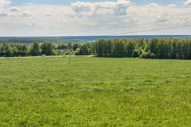 Bir gün bulutlu yaz yeşil çayır