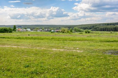 Köy orman ve çayır yaz aylarında çevrilidir
